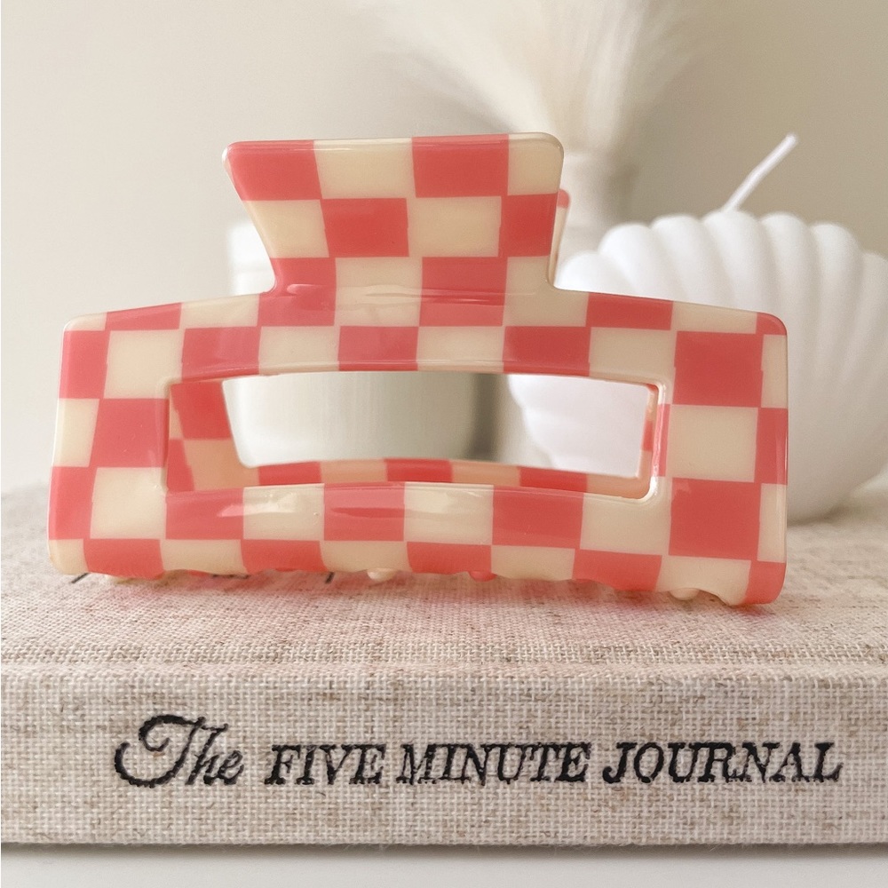 πHPπ Coral Pink & Cream Abstract Wavy Checkered Claw Hair Clip - Picture 1 of 7